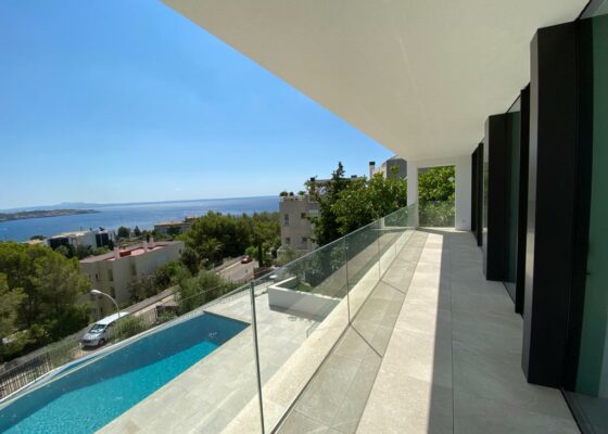 Apartamento moderno con vistas al mar y piscina en Cas Catala