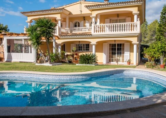 Villa de estilo mediterráneo en Santa Ponsa en venta