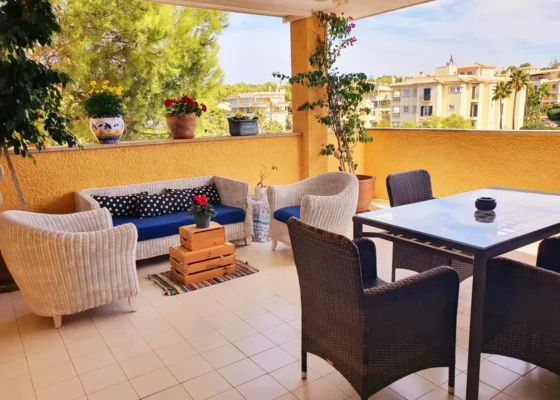 * VERMIETET BIS APRIL 2025 * Penthouse mit Meerzugang in Nova Santa Ponsa zu vermieten