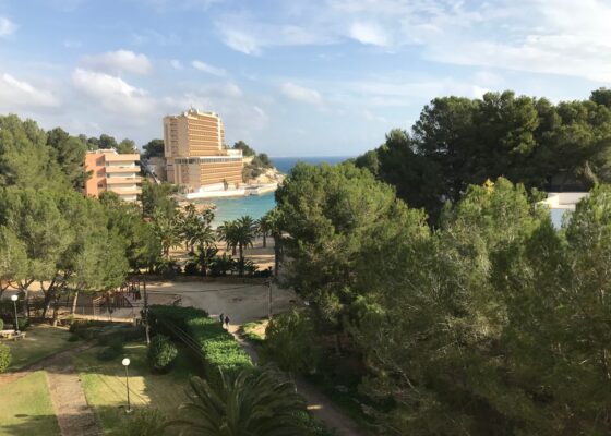 Zwei Schlafzimmer Meerblick Wohnung in erster Meereslinie zu vermieten