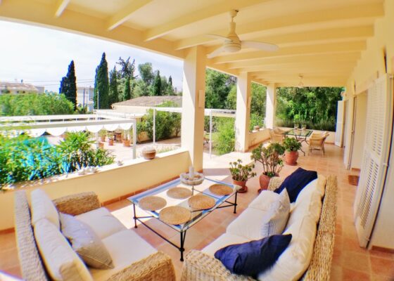 Wunderschoene Villa mit Gaestehaus in Palma Naehe