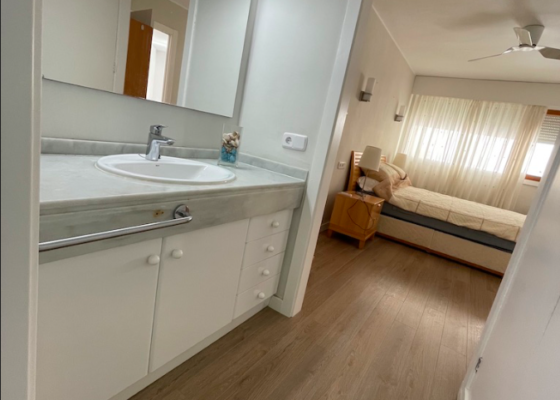 Zwei Schlafzimmer Apartment am Strand in Cala Vinyas zu vermieten