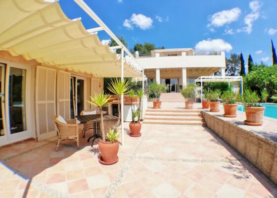 Wunderschoene Villa mit Gaestehaus in Palma Naehe