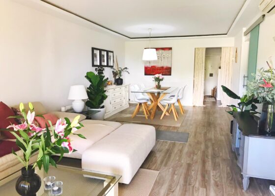 Zwei Schlafzimmer Meerblick Wohnung in erster Meereslinie zu vermieten