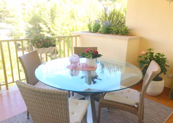 Zwei Schlafzimmer Meerblick Wohnung in erster Meereslinie zu vermieten