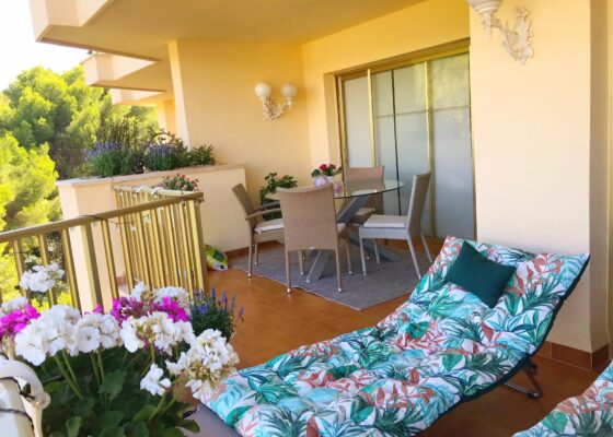 Zwei Schlafzimmer Meerblick Wohnung in erster Meereslinie zu vermieten