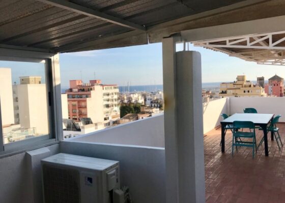 Penthouse mit zwei Schlafzimmern in Santa Catalina zu vermieten