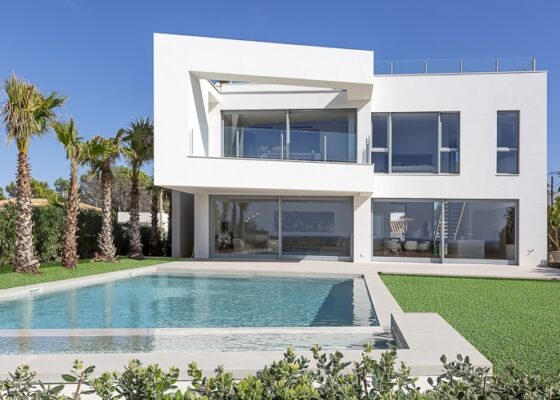 Villa moderna en primera linea en Puerto Adriano