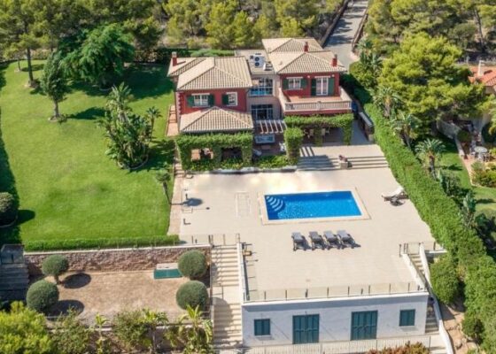 Villa mediterránea con vistas al mar en Cala Vinyas en venta