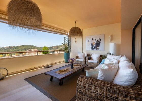 Geräumiges Apartment in Luxusanlage in Bendinat mit Meerblick