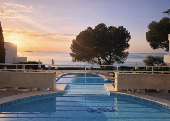 Frontline apartment with majestic sea views in illetas