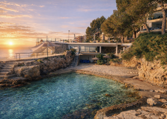 Frontline apartment with majestic sea views in illetas