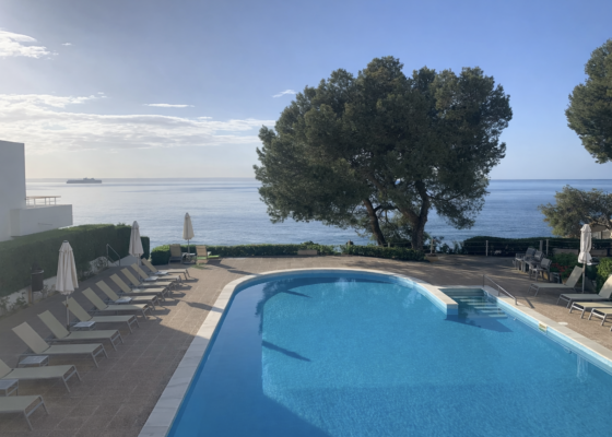 Frontline apartment with majestic sea views in illetas