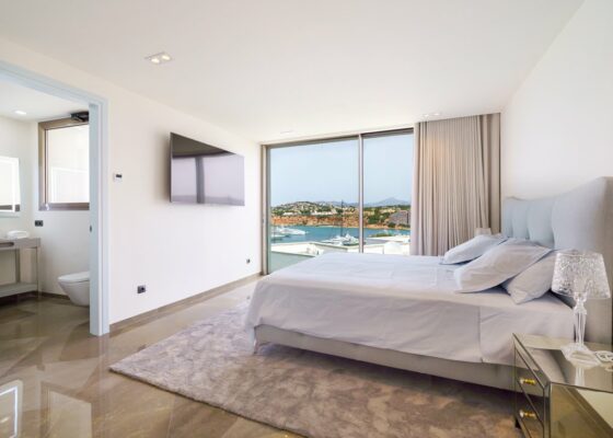 Designer Villa mit Meerblick in Port Adriano zu verkaufen