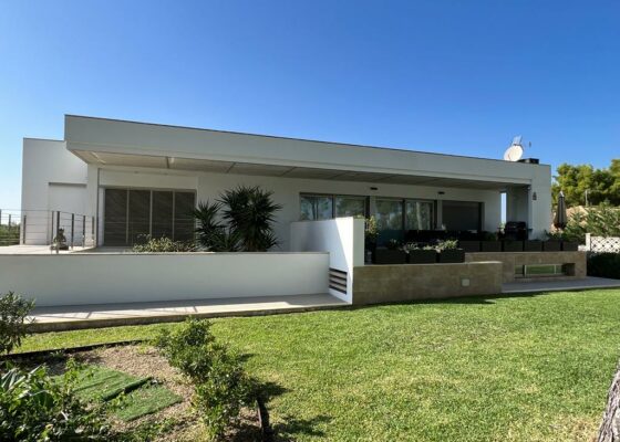 Luxusvilla in Cala Vinyas mit Meerblick zu vermieten