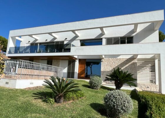 Luxusvilla in Cala Vinyas mit Meerblick zu vermieten