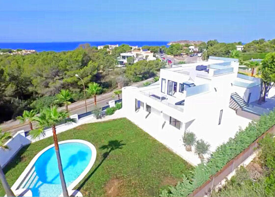 Beautiful, modern Villa with partial sea views to rent