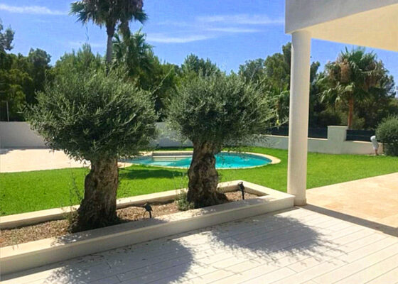 Beautiful, modern Villa with partial sea views to rent