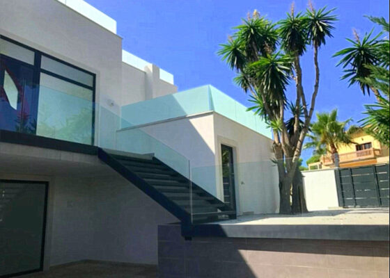 Beautiful, modern Villa with partial sea views to rent