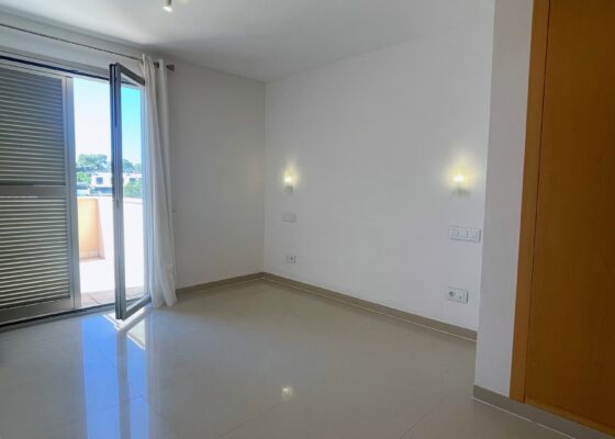 Unfurnished townhouse close to the beach