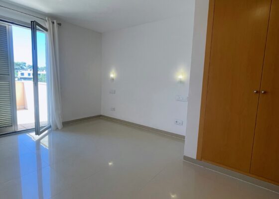 Unfurnished townhouse close to the beach