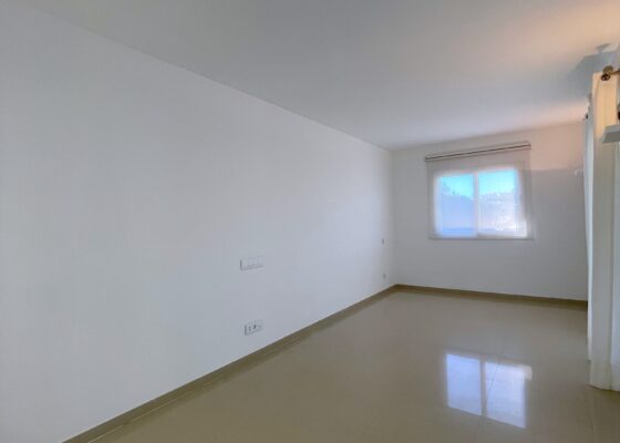 Unfurnished townhouse close to the beach