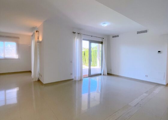 Unfurnished townhouse close to the beach