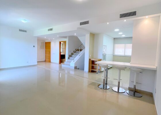 Unfurnished townhouse close to the beach