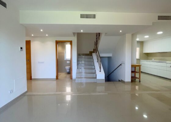 Unfurnished townhouse close to the beach