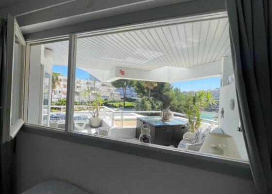 Seaview apartment with sea access in Cala Vinyas for sale