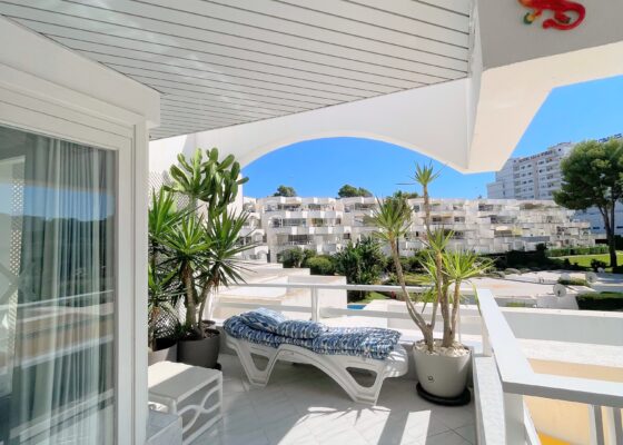 Seaview apartment with sea access in Cala Vinyas for sale