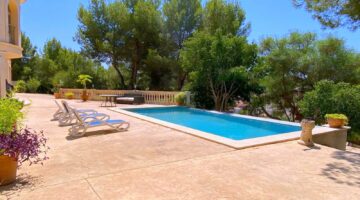 Spacious Villa in Paguera for sale